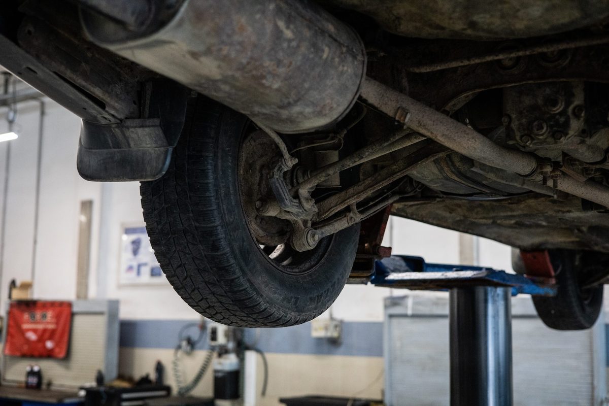 Fahrzeug auf der Hebebühne zur Achsvermessung – Car Fit Großbeeren