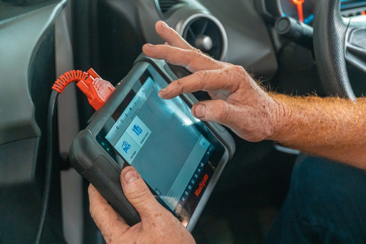 Diagnosegerät am Fahrzeug – Fahrzeugelektronik auslesen bei Car Fit Großbeeren
