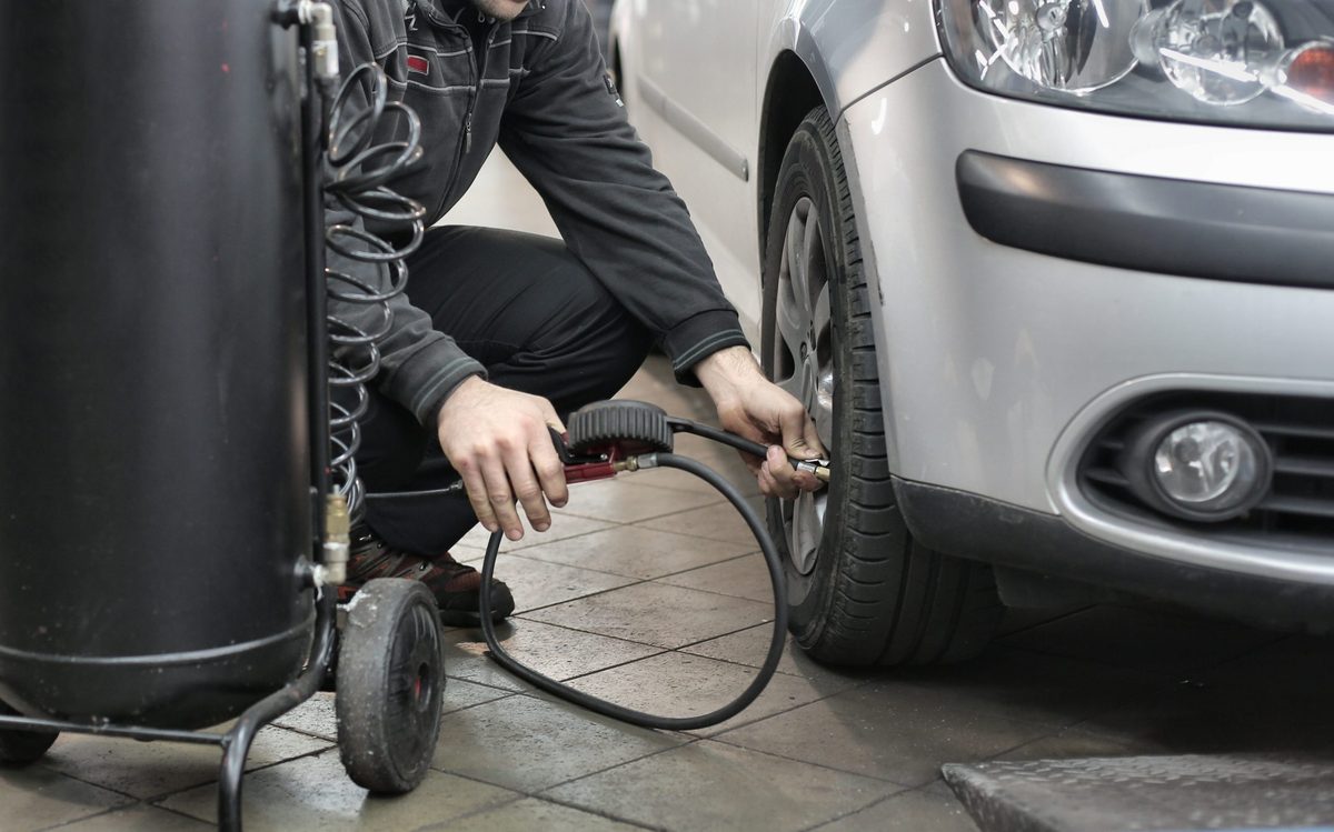 Mechaniker bei der Fahrzeuginspektion – Car Fit Großbeeren